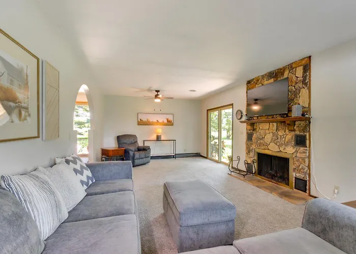 9 Mi To Downtown Rushville: Cozy Getaway W/ Grill *