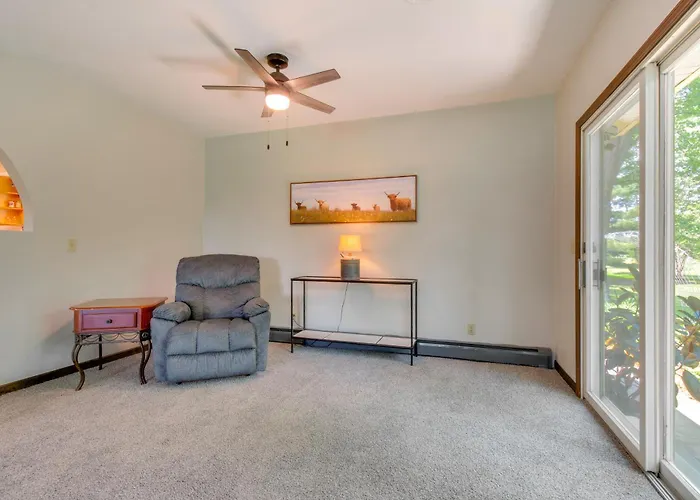 9 Mi To Downtown Rushville: Cozy Getaway W/ Grill Holiday home