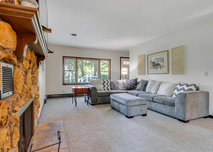 9 Mi To Downtown Rushville: Cozy Getaway W/ Grill