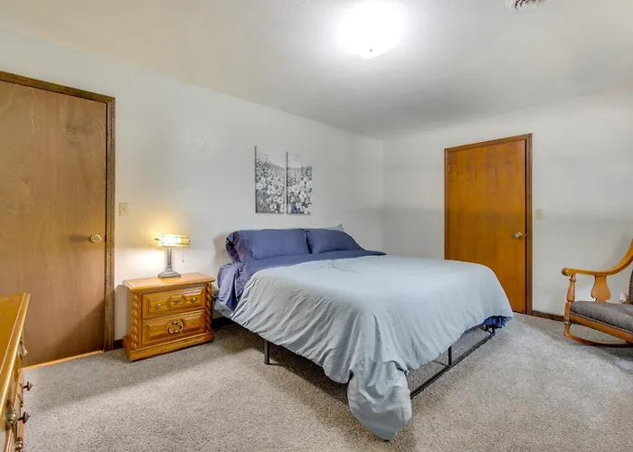 9 Mi To Downtown Rushville: Cozy Getaway W/ Grill Holiday home