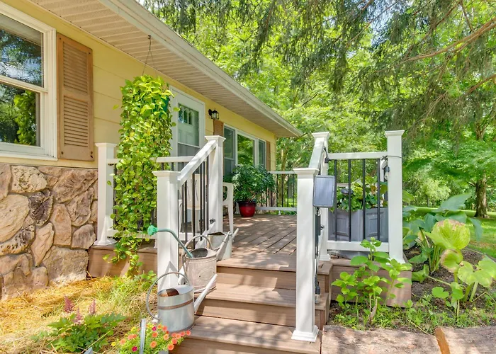 9 Mi To Downtown Rushville: Cozy Getaway W/ Grill