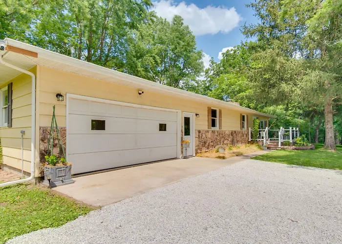 9 Mi To Downtown Rushville: Cozy Getaway W/ Grill *