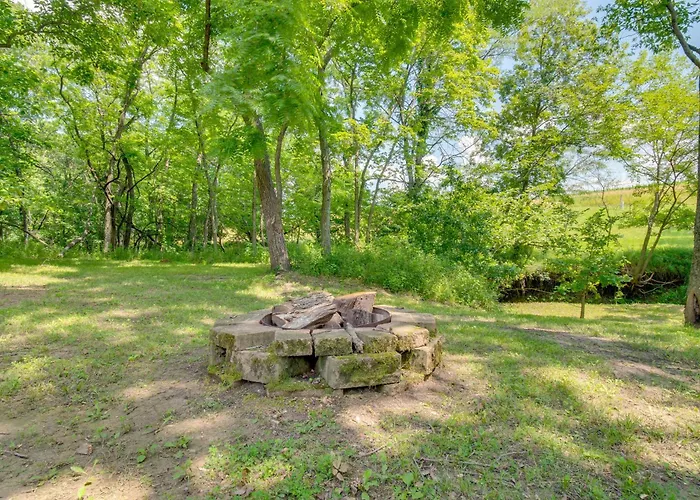9 Mi To Downtown Rushville: Cozy Getaway W/ Grill